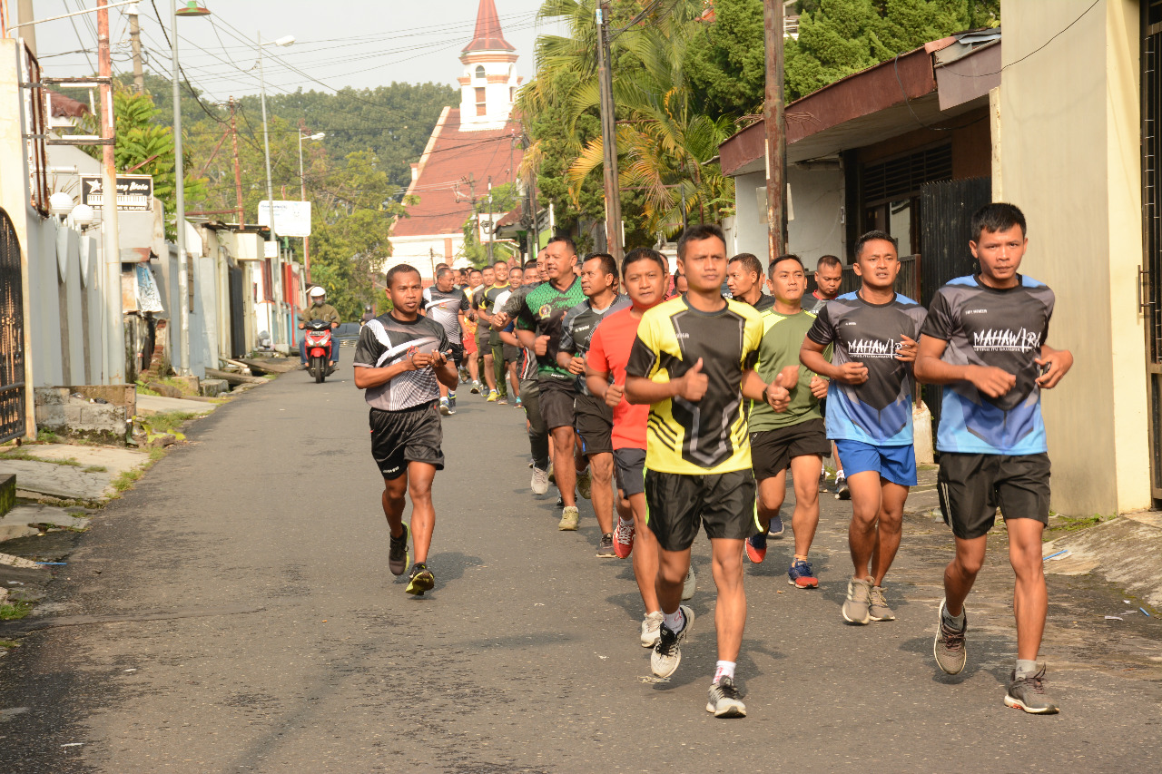 Jaga Imunitas Tubuh, Prajurit Dan PNS Korem 073/Makutarama Lari Aerobik Bersama